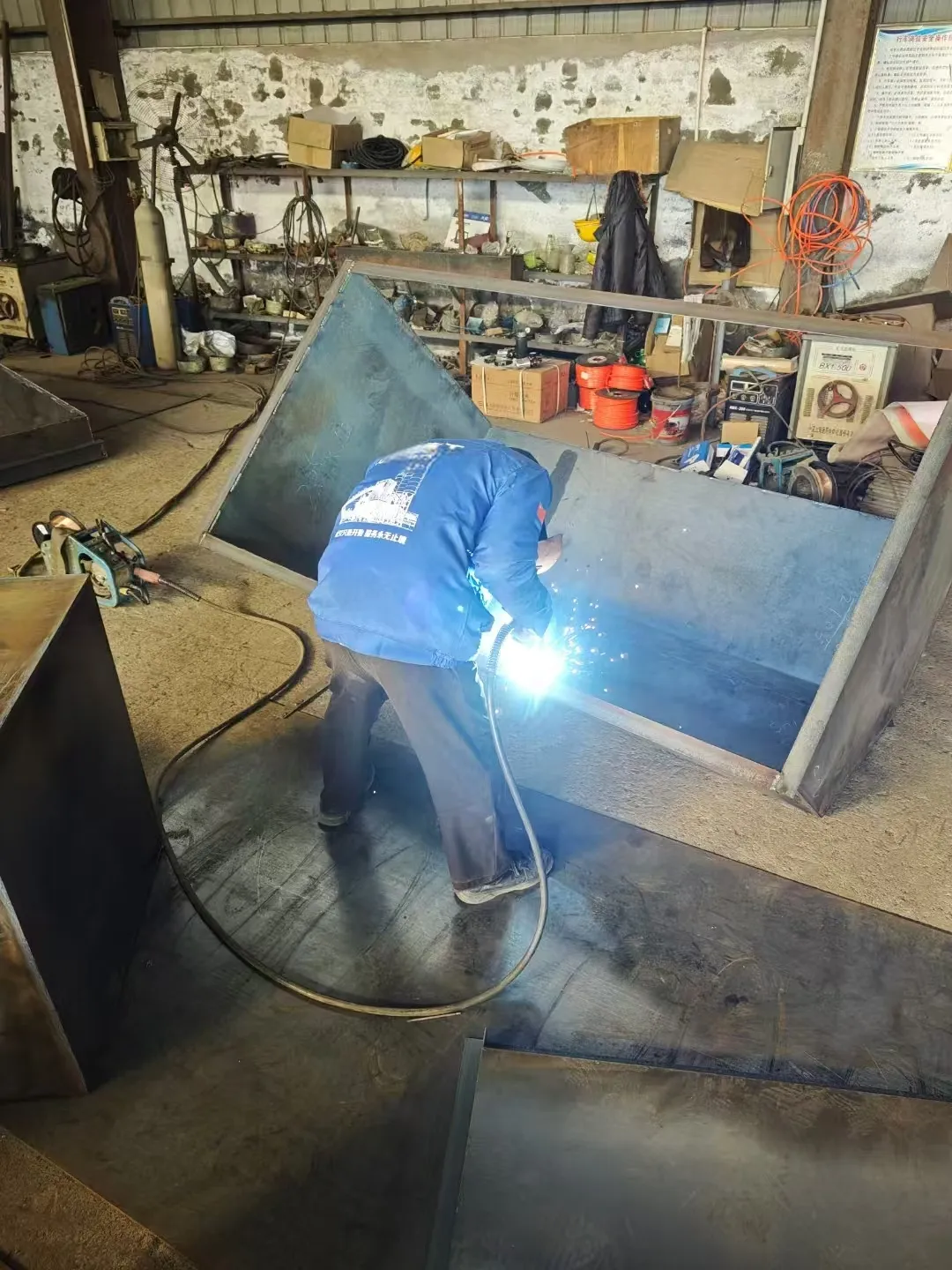 On-site footage of production and assembly at a Chinese concrete machinery factory