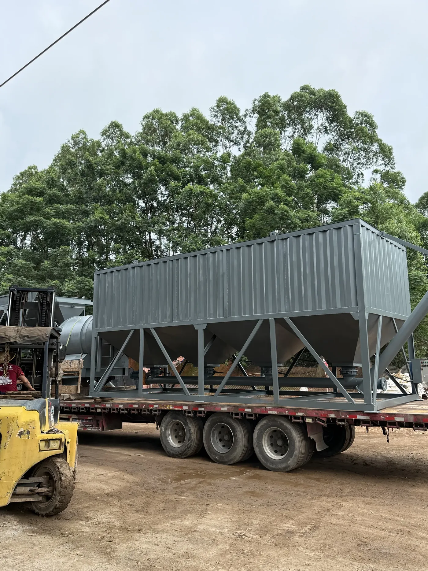 Horizontal cement and powder silo, used to display powder storage and conveying system related equipment and structures