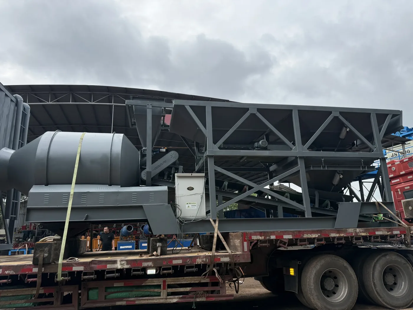 Mobile drum-type concrete batching plant, used to display small concrete and construction equipment related equipment and structures