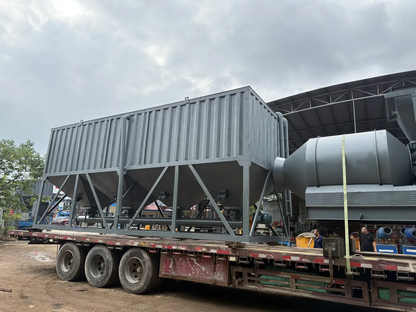 Mobile roller concrete batching plant, used to display how to choose small concrete mixer related equipment and structures