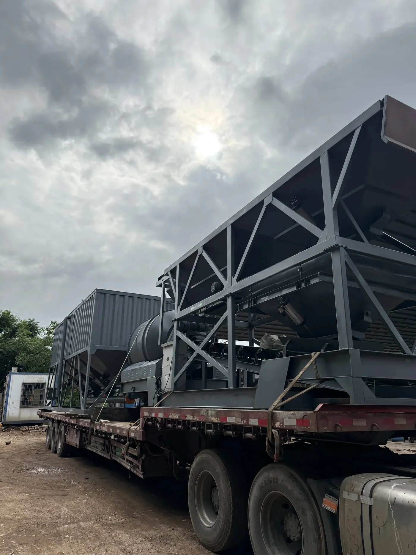 Mobile roller concrete batching plant, used to display how to choose small concrete mixer related equipment and structures