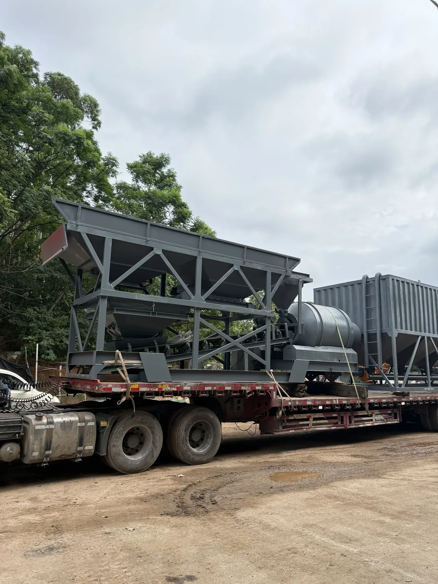 Mobile roller concrete batching plant, used to display how to choose small concrete mixer related equipment and structures