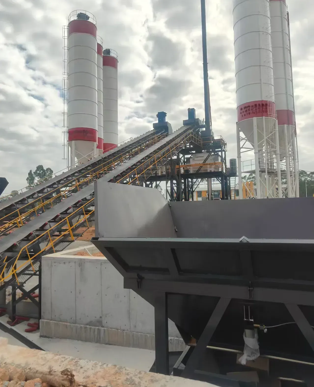 Large batching plant equipment and supporting structures, used to display the equipment and structures related to the complete ready-mix concrete batching plant set.