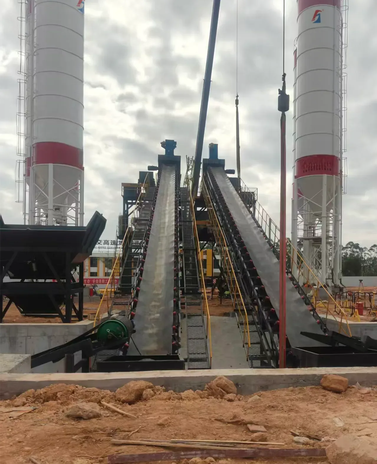 Large batching plant equipment and supporting structures, used to display the equipment and structures related to the complete ready-mix concrete batching plant set.