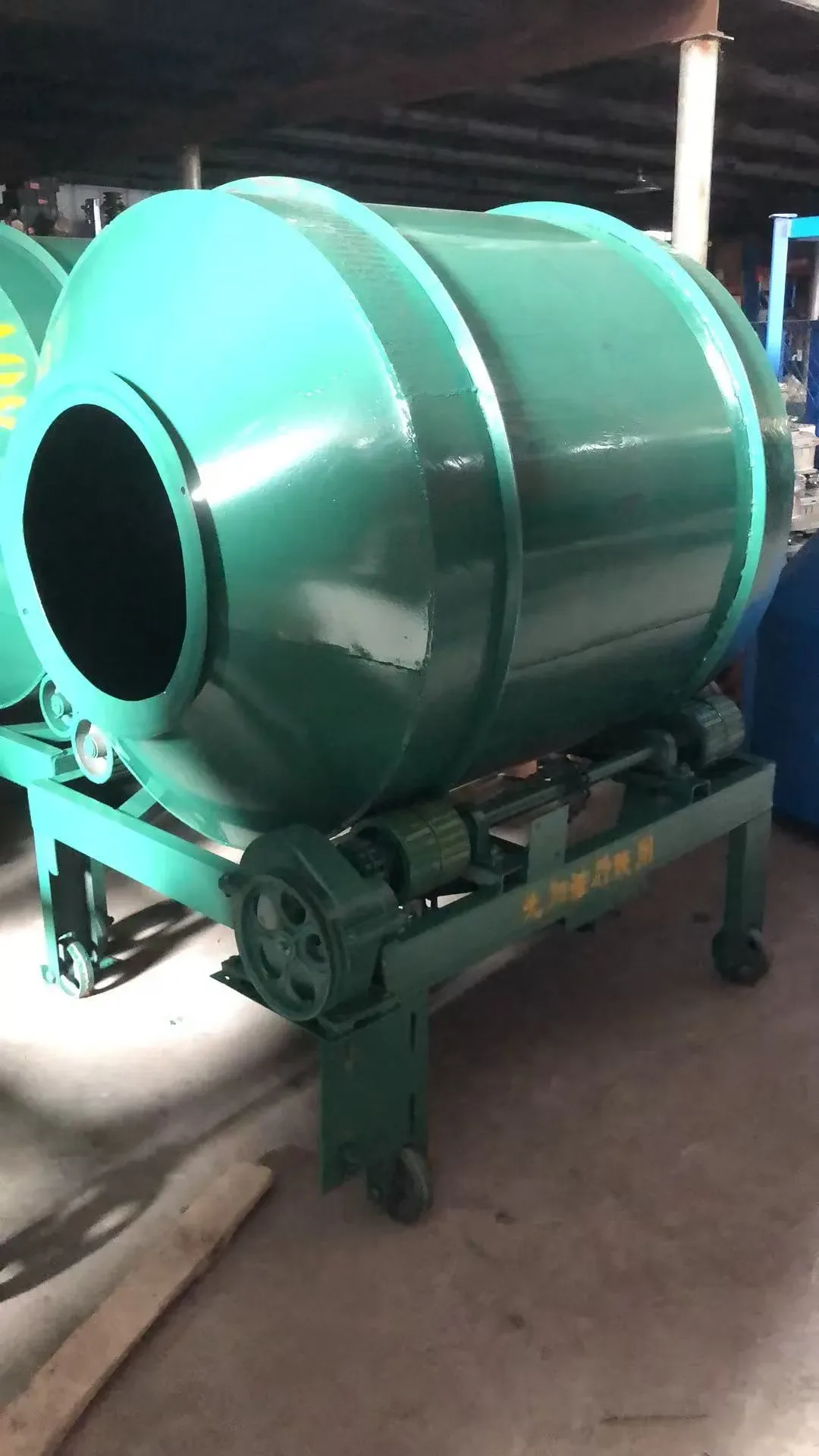 Rubber-wheel mobile concrete mixer, used to display rubber-wheel mobile concrete mixer related equipment and structures