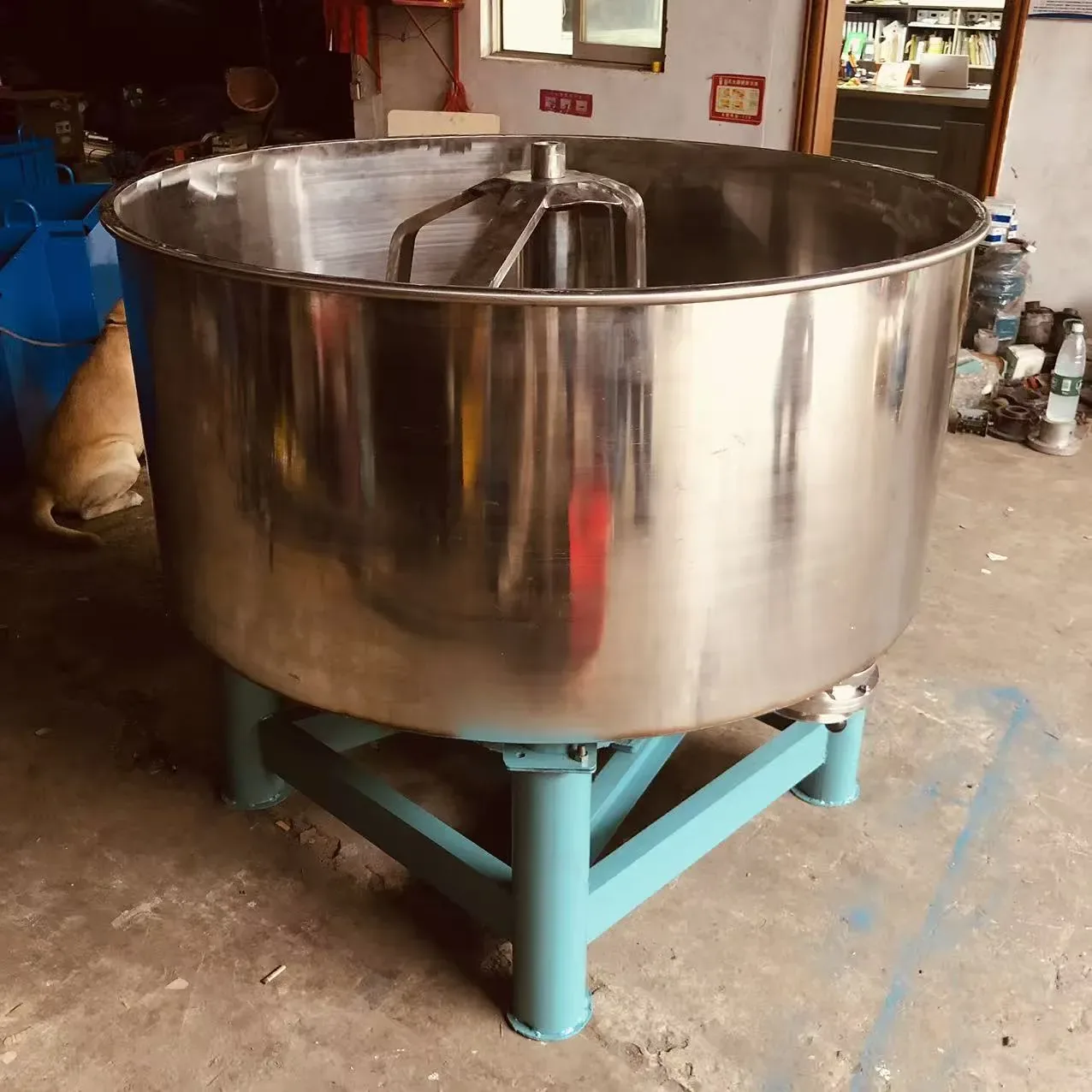 Flat-mouth concrete mixer, used to display equipment and structures related to small concrete and construction equipment.