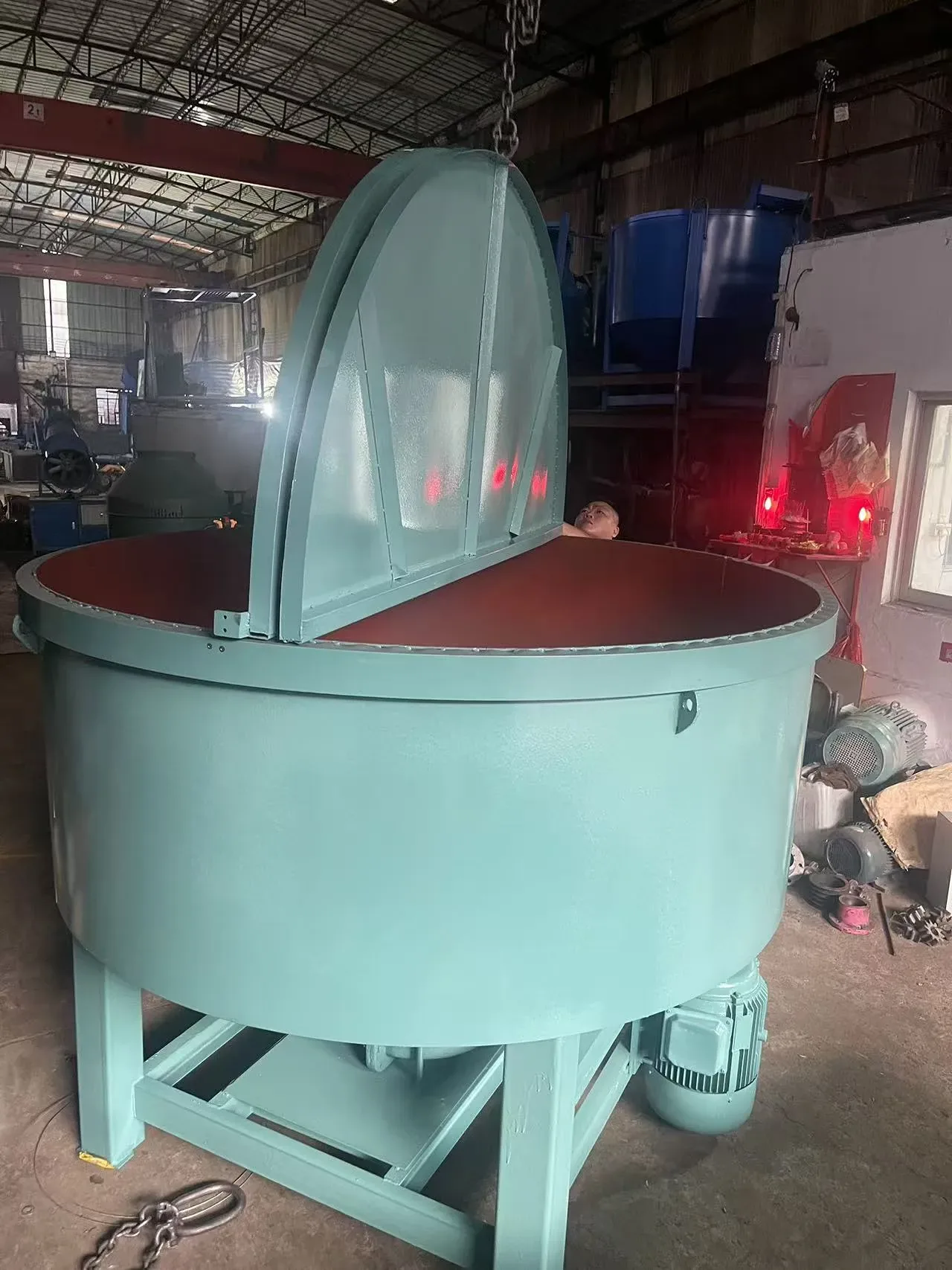 Flat-mouth concrete mixer, used to display equipment and structures related to hopper-feeding concrete mixing equipment.