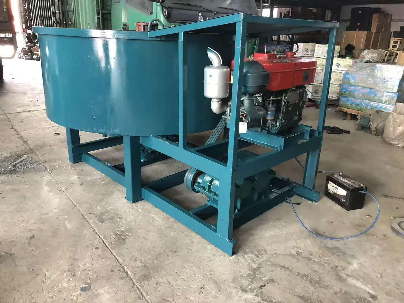 Flat-mouth concrete mixer, used to display equipment and structures related to hopper-feeding concrete mixing equipment.
