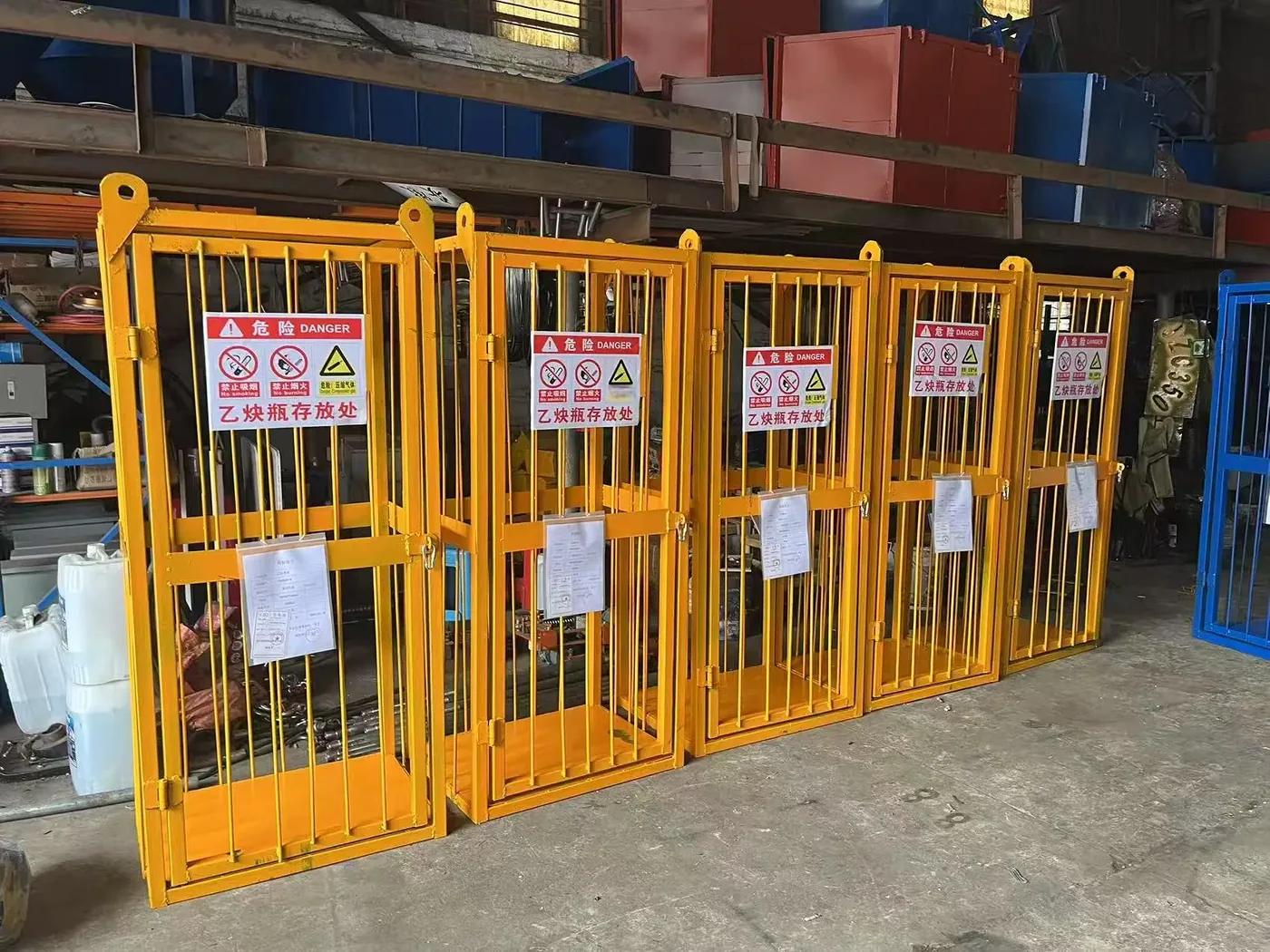 Cylinder transport cage, used to display equipment and structure related to cylinder transport cages.