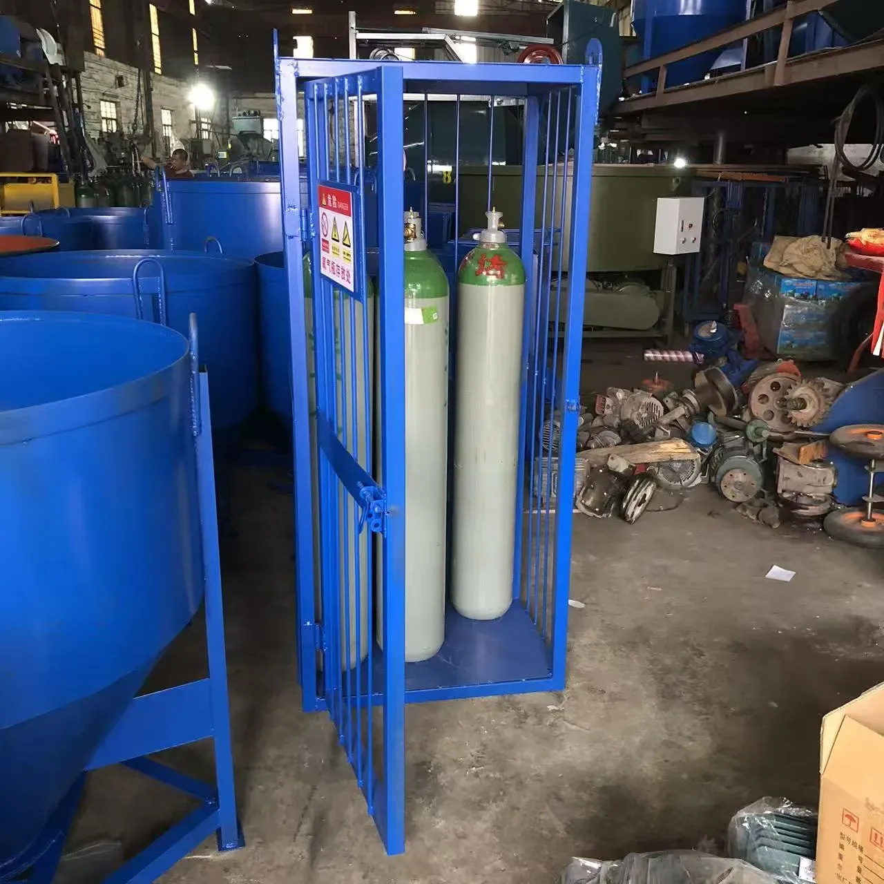 Cylinder transport cage, used to display equipment and structure related to cylinder transport cages.