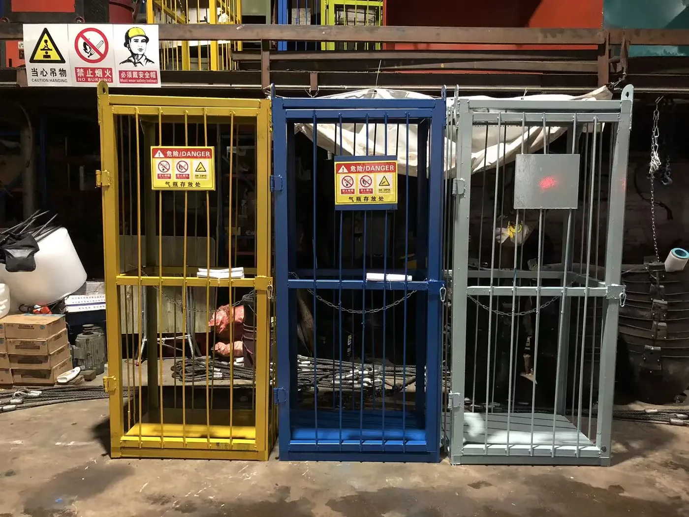 Cylinder transport cage, used to display equipment and structure related to cylinder transport cages.