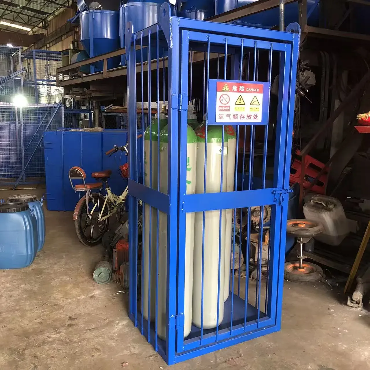 Cylinder transport cage, used to display equipment and structure related to cylinder transport cages.