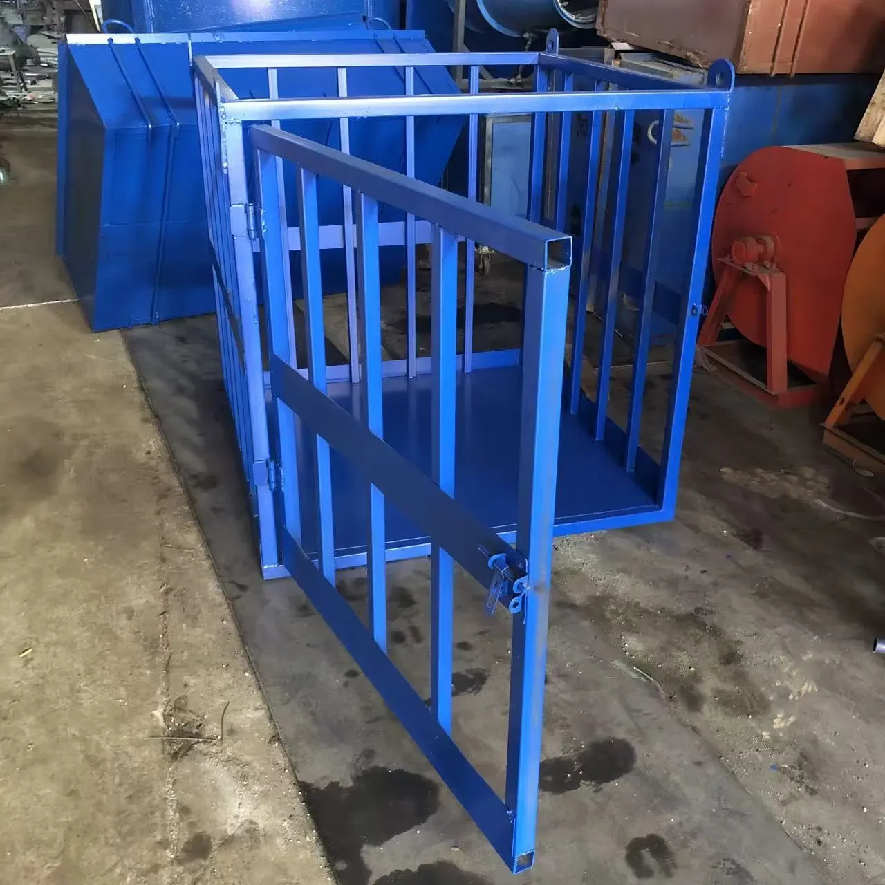 Construction personnel hoist cage, used to demonstrate equipment and structure related to construction personnel hoist cages
