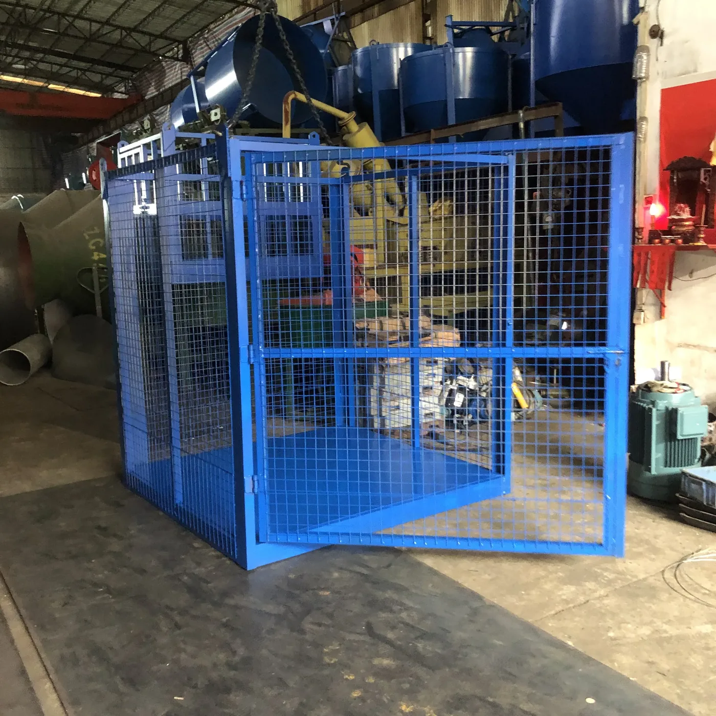 Construction personnel hoist cage, used to demonstrate equipment and structure related to construction personnel hoist cages