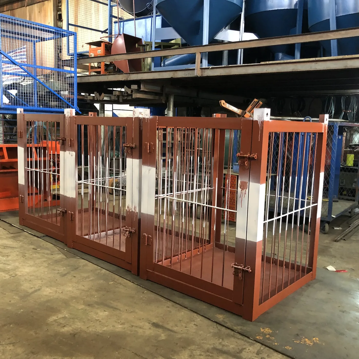 Construction personnel hoist cage, used to demonstrate equipment and structure related to construction personnel hoist cages