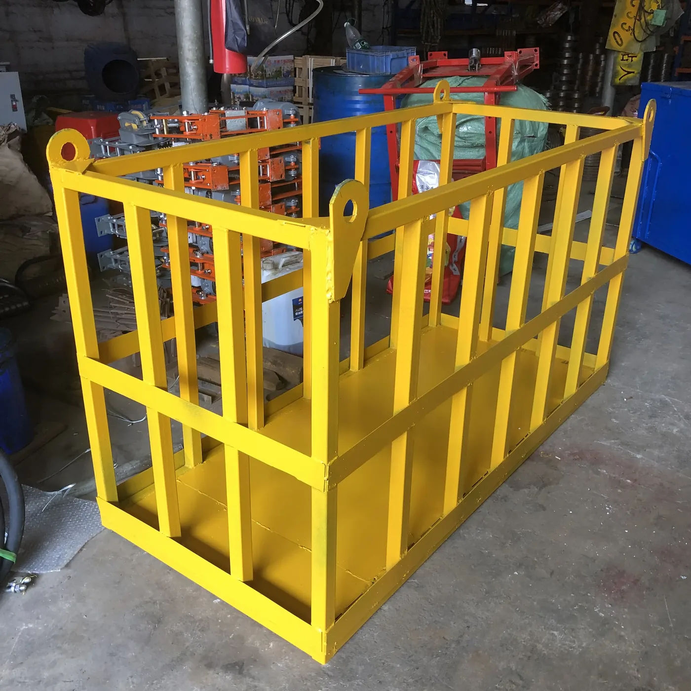 Construction personnel hoist cage, used to demonstrate equipment and structure related to construction personnel hoist cages