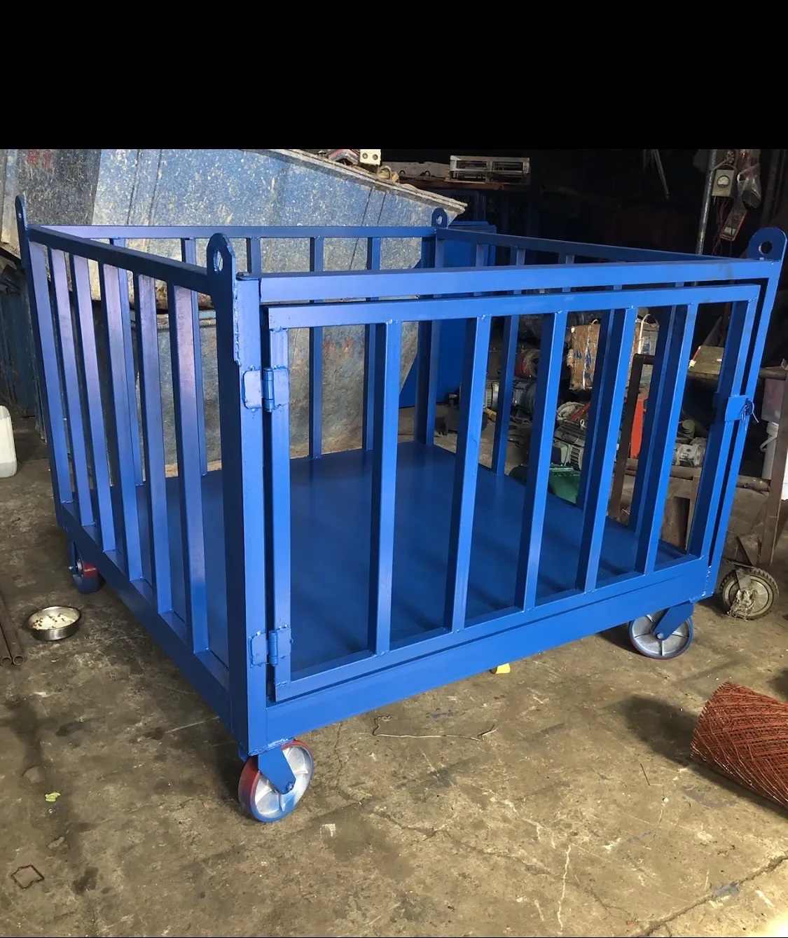 Construction personnel hoist cage, used to demonstrate equipment and structure related to construction personnel hoist cages