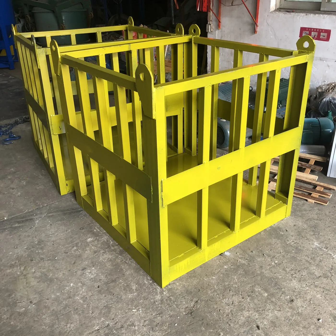 Construction personnel hoist cage, used to demonstrate equipment and structure related to construction personnel hoist cages