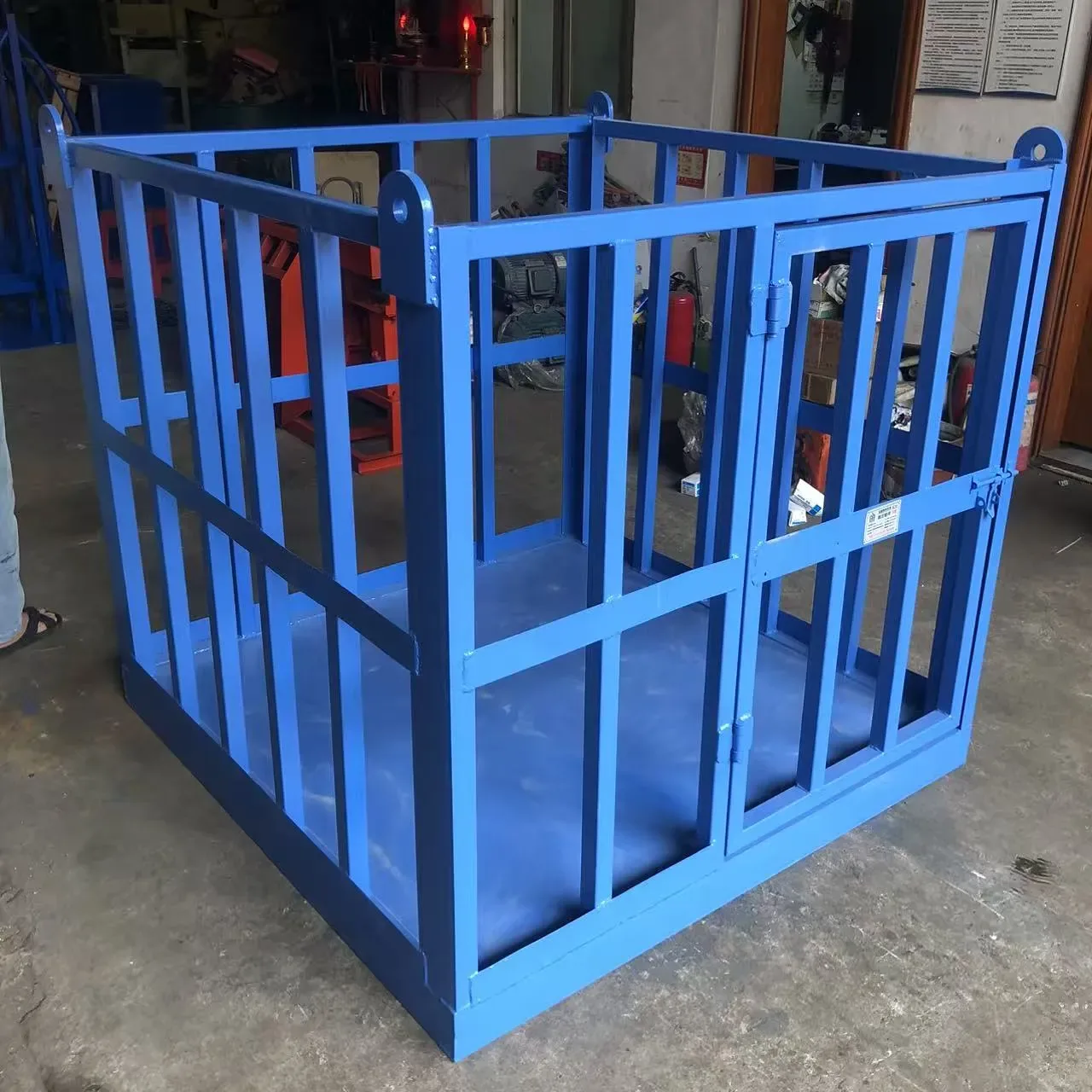 Construction personnel hoist cage, used to demonstrate equipment and structure related to construction personnel hoist cages