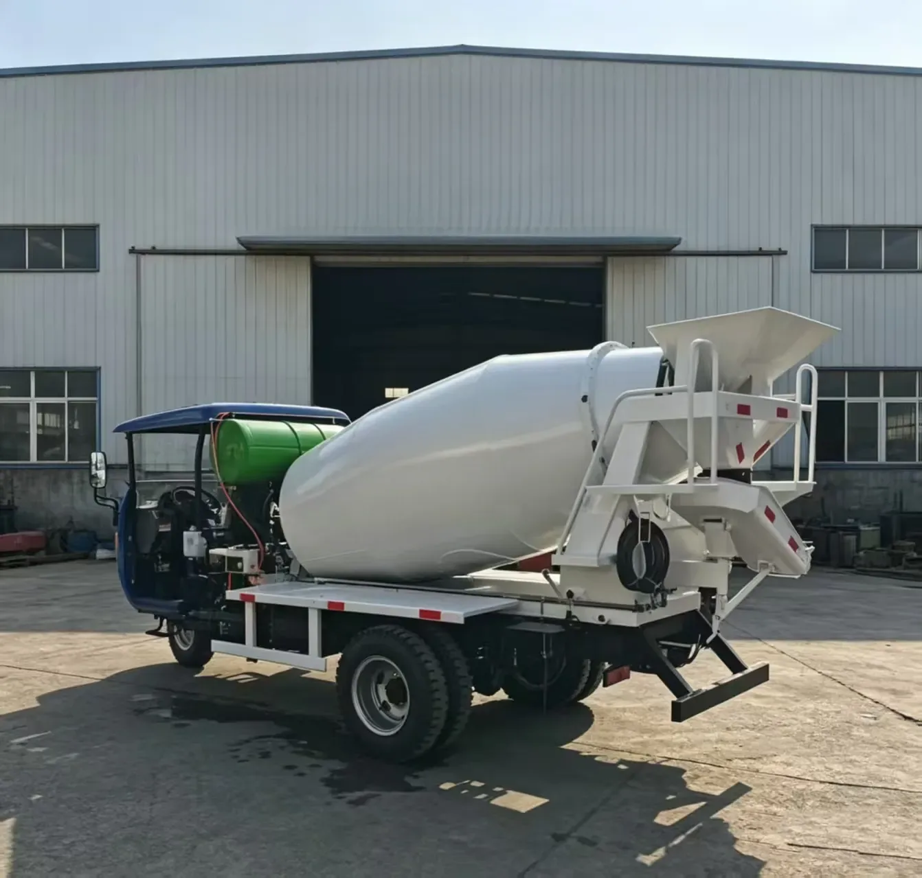 Concrete mixer truck, used to display equipment and structures related to concrete mixer trucks