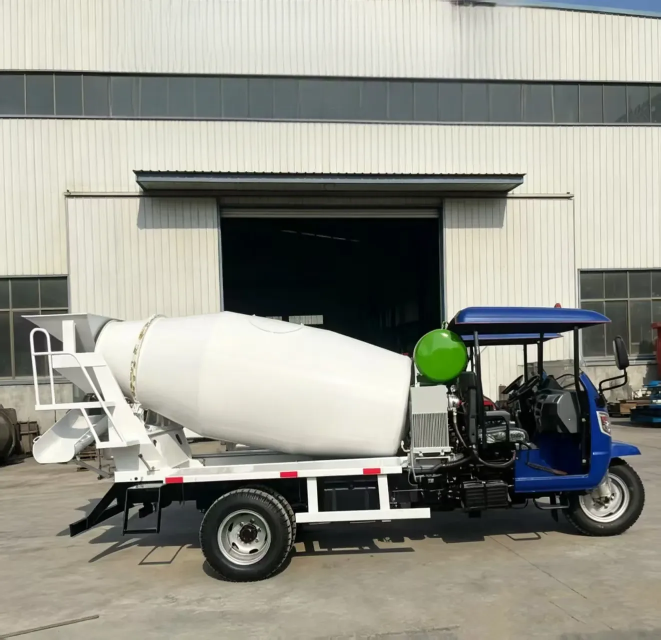 Concrete mixer truck, used to display equipment and structures related to concrete mixer trucks