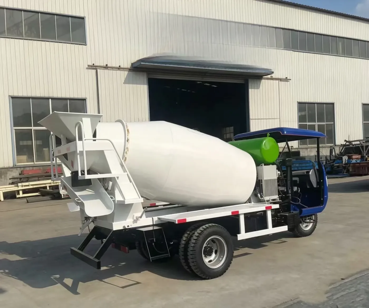 Concrete mixer truck, used to display equipment and structures related to concrete mixer trucks