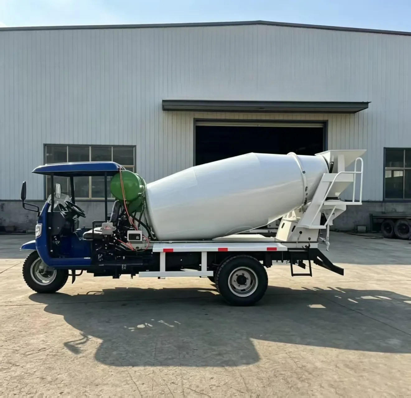 Concrete mixer truck, used to display equipment and structures related to concrete mixer trucks