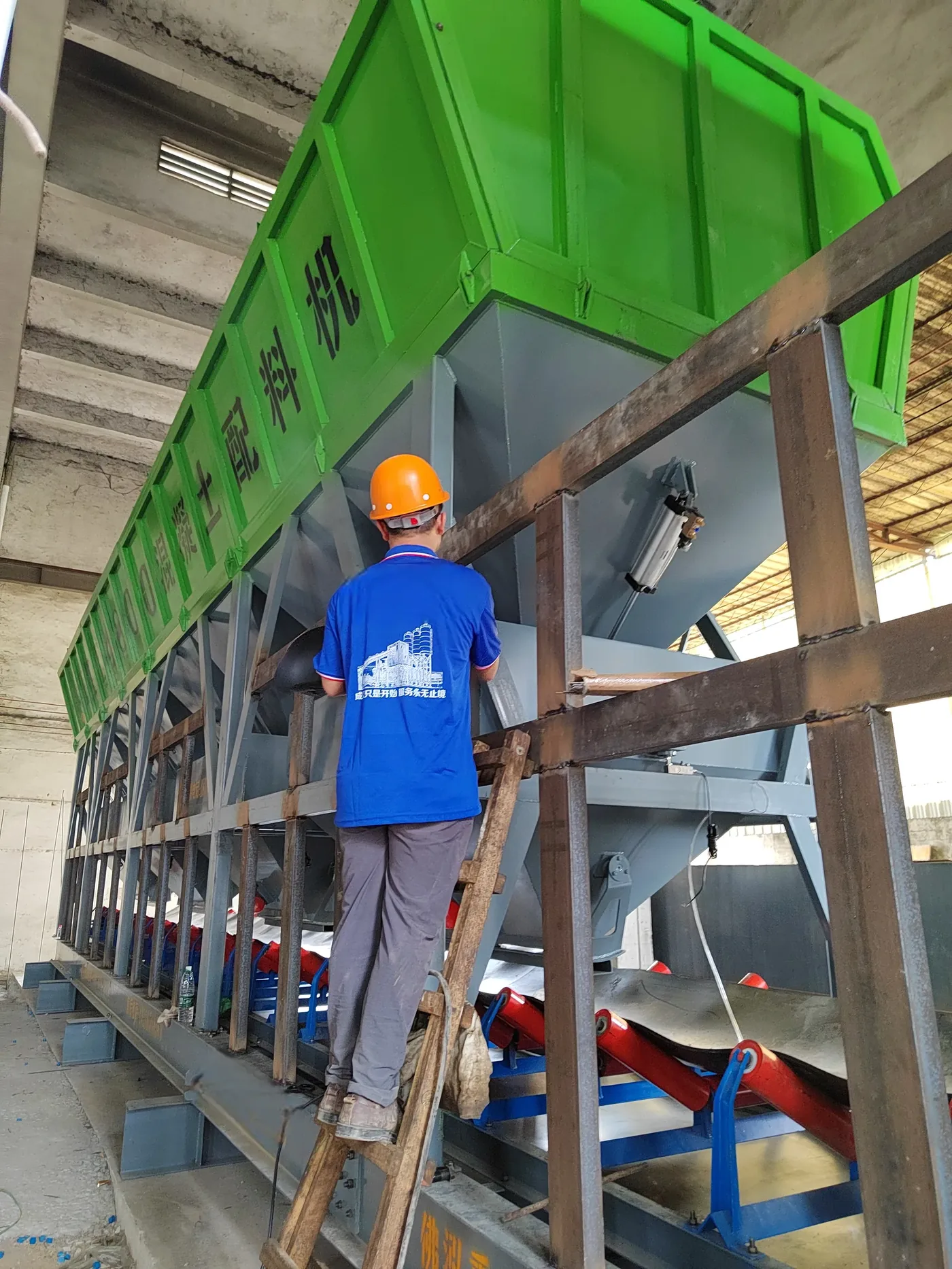 On the concrete equipment project site, used to display HZS180 concrete batching plant related equipment and structures