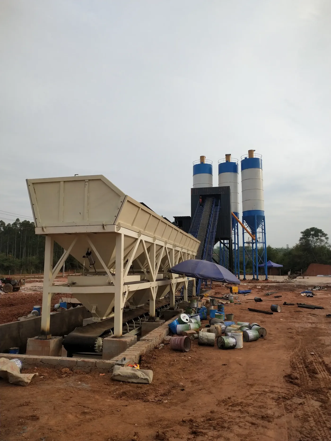 Box-type concrete mixing equipment, used to show how to control dust and noise for concrete batching plant related equipment and structures