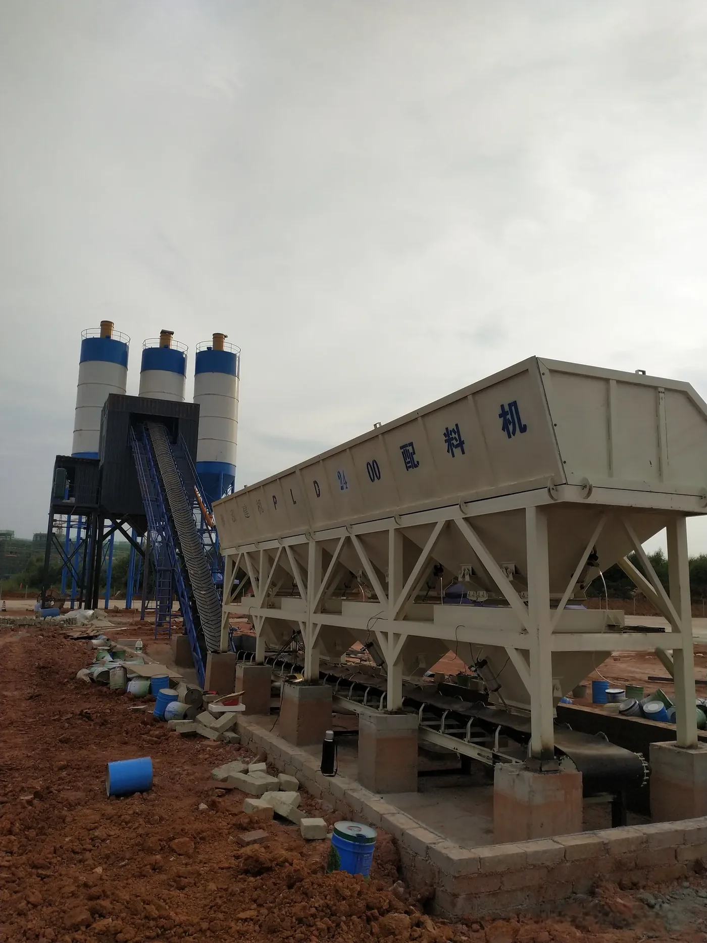 Box-type concrete mixing equipment, used to display box-type concrete batching plant related equipment and structures