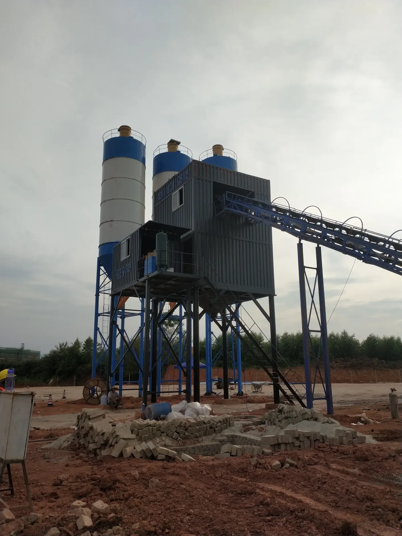 Box-type concrete mixing equipment, used to display box-type concrete batching plant related equipment and structures