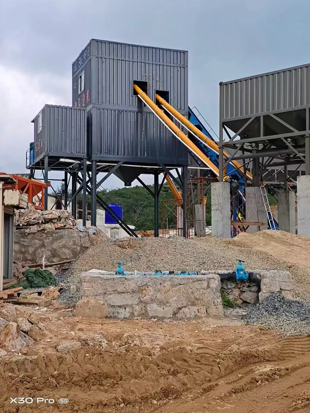Box-type concrete mixing equipment, used to display box-type concrete batching plant related equipment and structures