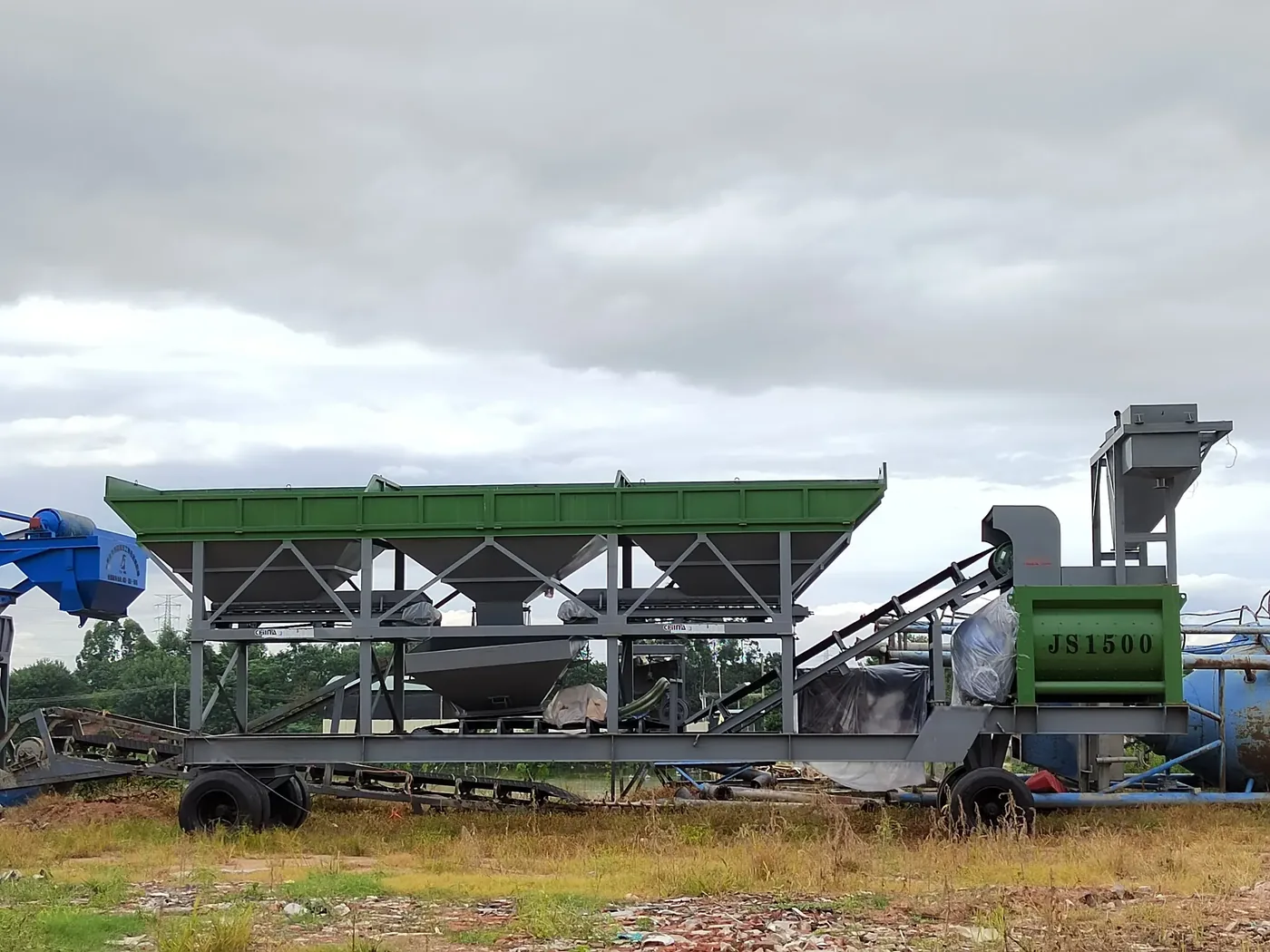 Foundation-free concrete mixing equipment, used to display equipment and structures related to mobile concrete batching plant