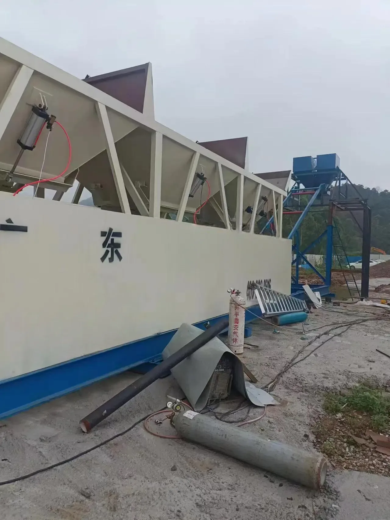 Foundation-free concrete mixing equipment, used to display equipment and structures related to modular concrete batching plant.