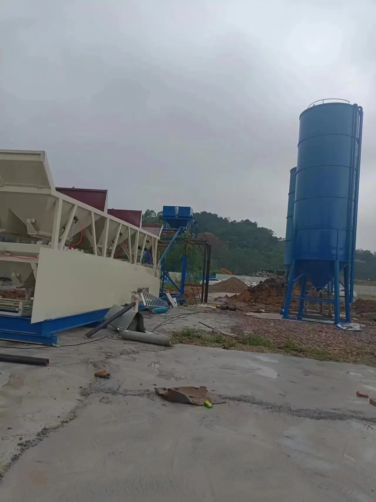 Foundation-free concrete mixing equipment, used to display equipment and structures related to modular concrete batching plant.