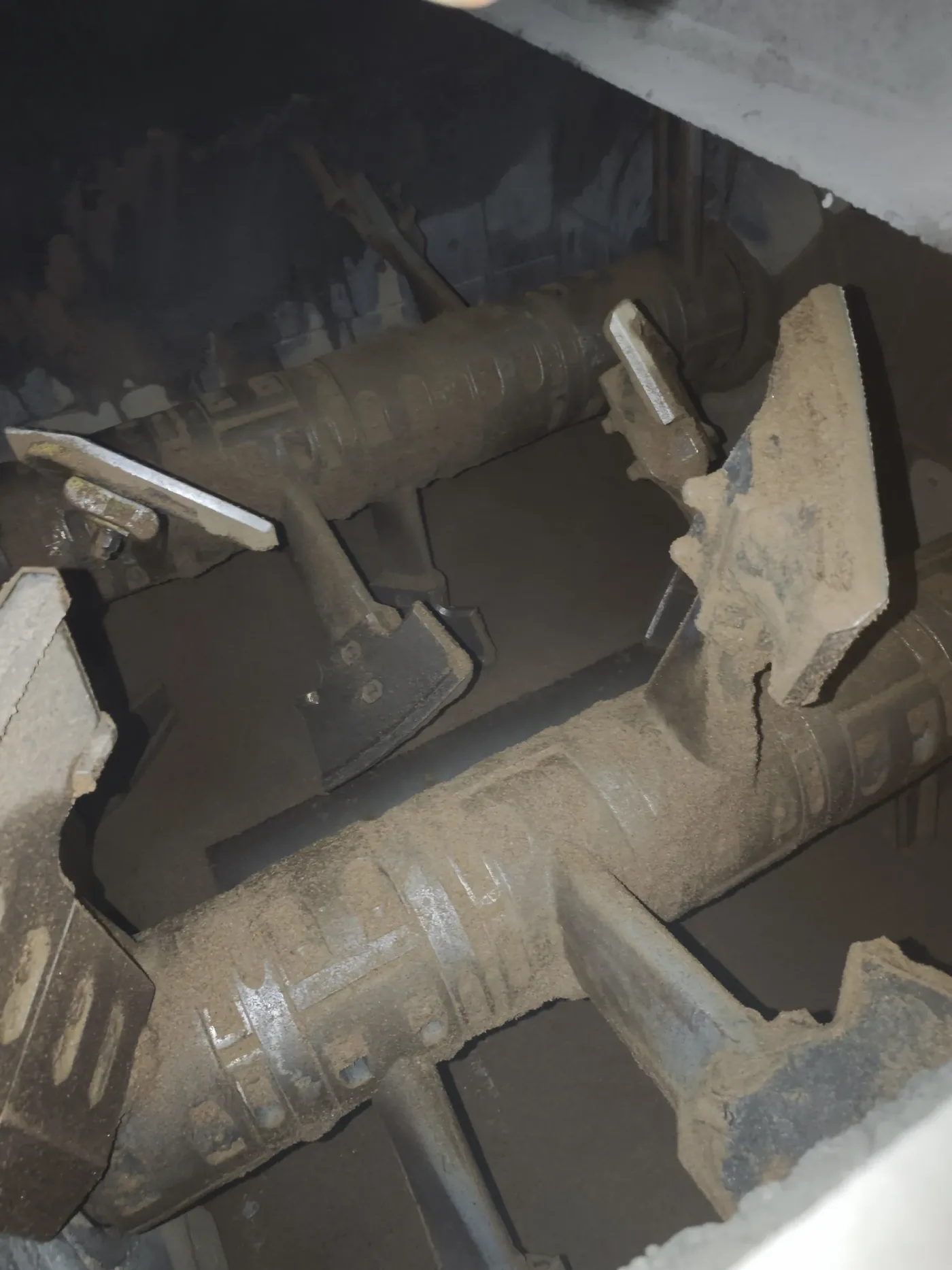 Foundation-free concrete mixing equipment, used to show how much a set of concrete batching plant costs for related equipment and structures.