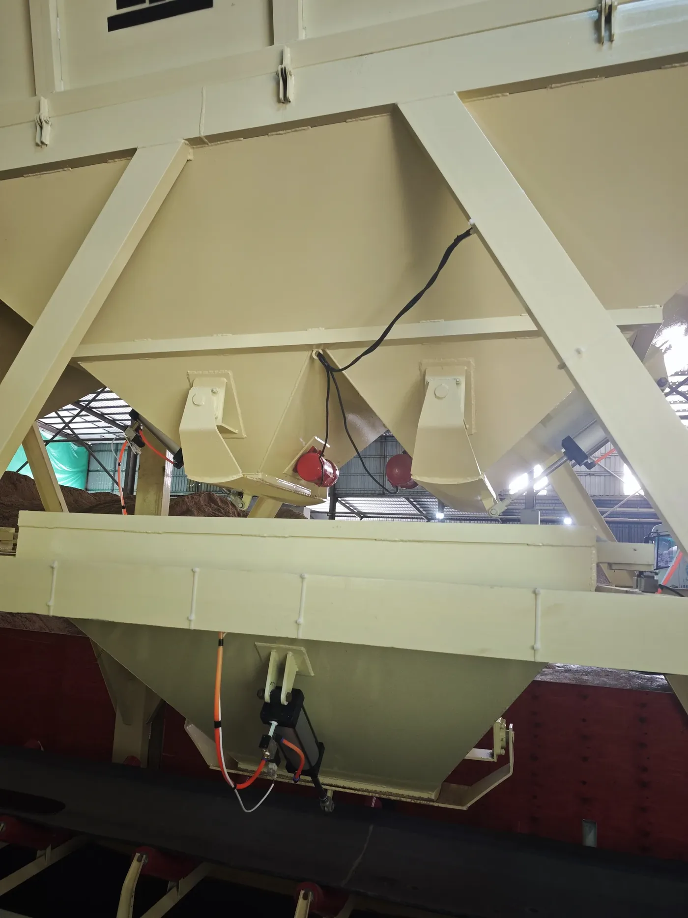 Foundation-free concrete mixing equipment, used to display concrete production in remote project sites related equipment and structures