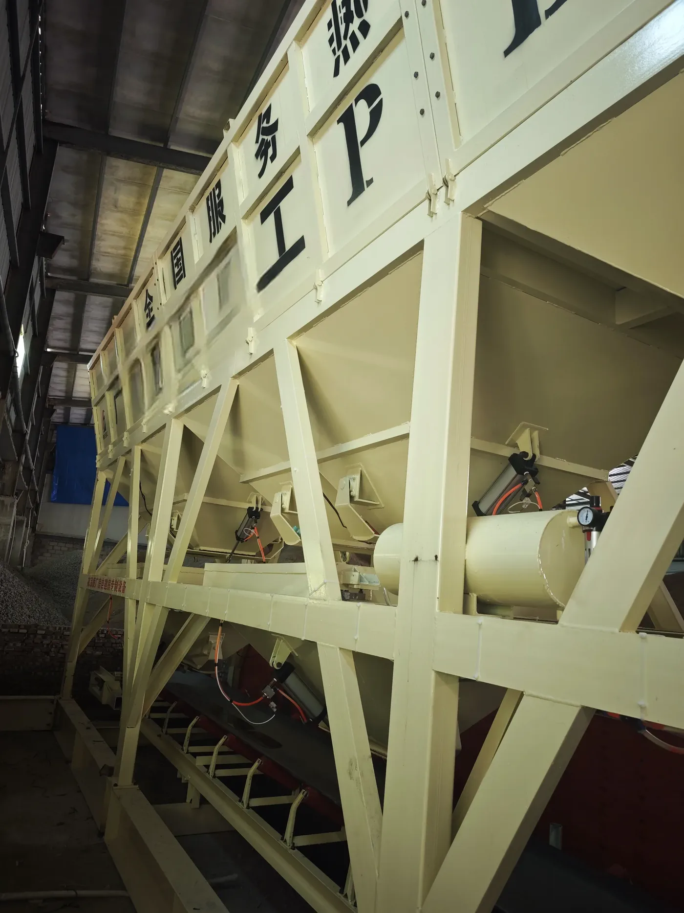 Foundation-free concrete mixing equipment, used to display how to choose between fixed and mobile batching plant equipment and structures