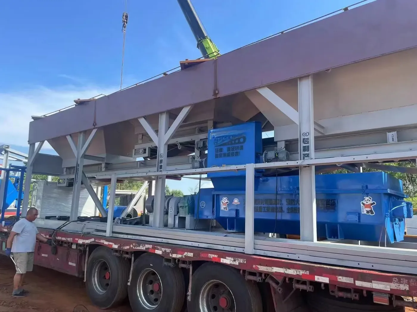 Integrated concrete mixing equipment, showing the construction concrete batching plant, what cost-related equipment and structures are there