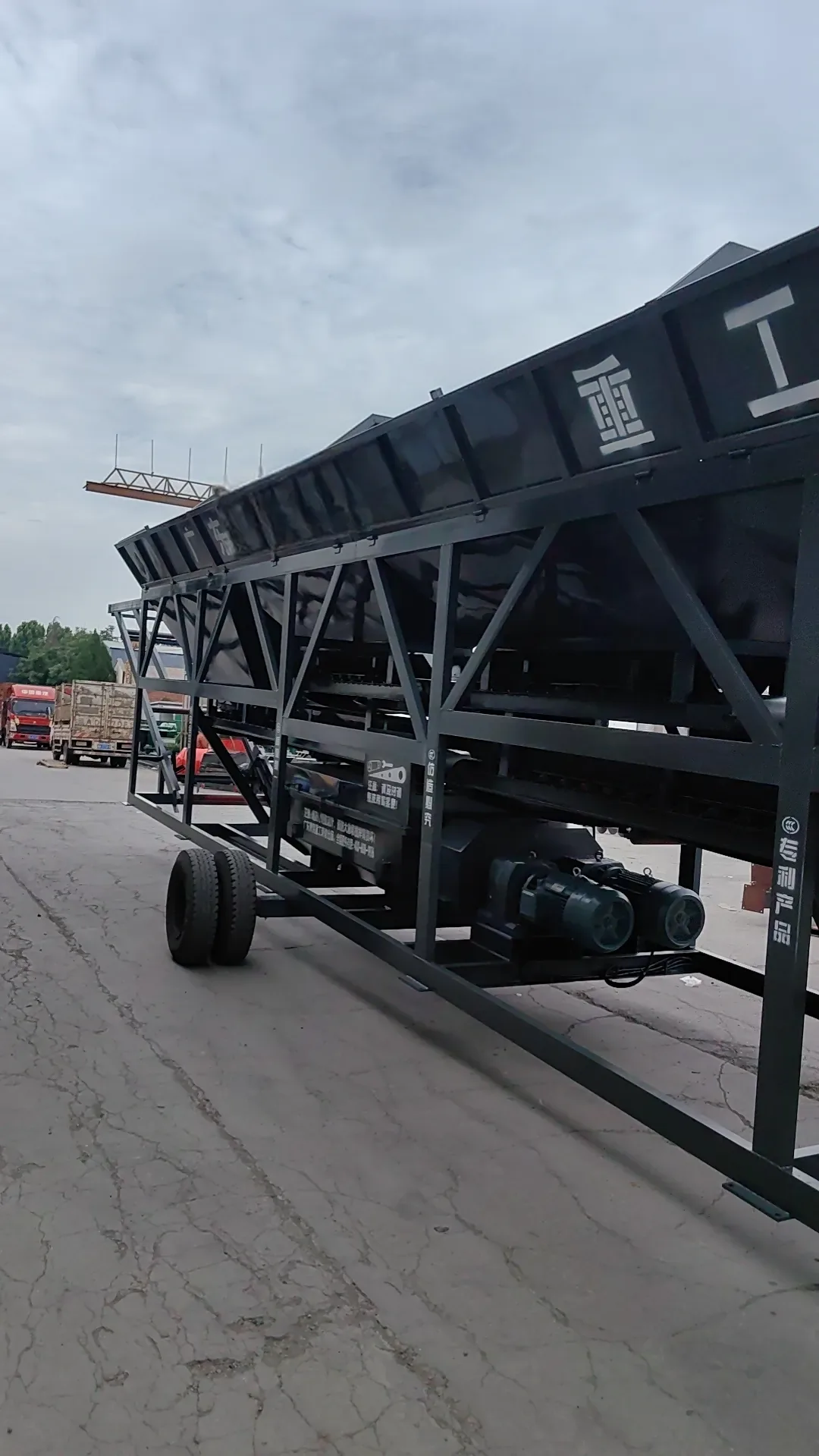 Integrated concrete mixing equipment, used to display concrete equipment packaging and international transportation related equipment and structures