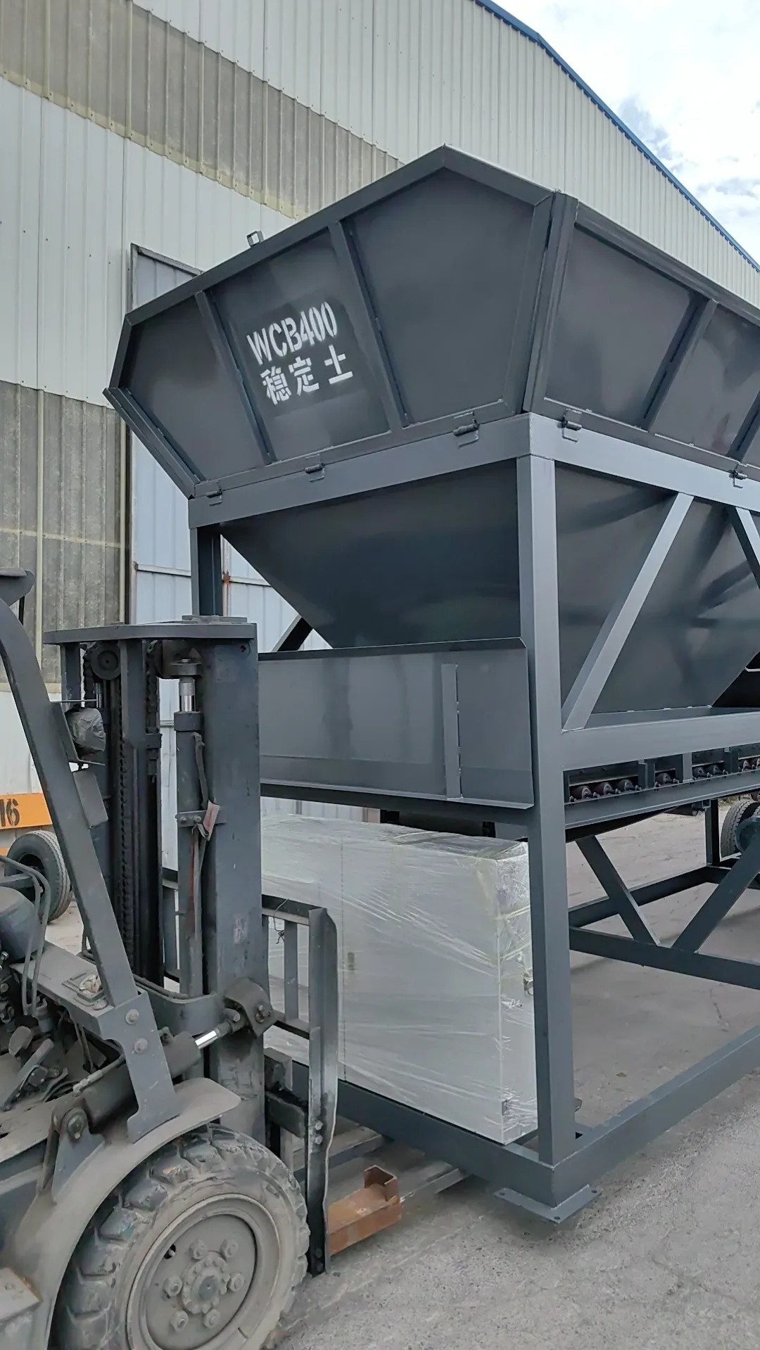 Integrated concrete mixing equipment, used to display equipment and structures related to modular concrete batching plant