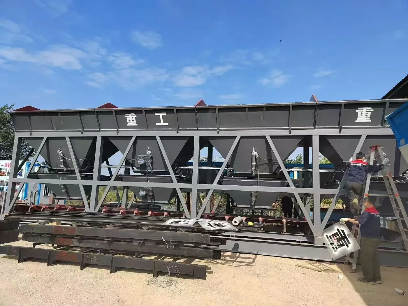 Integrated concrete mixing equipment, used to display equipment and structures related to how large batching plant arranges export transportation