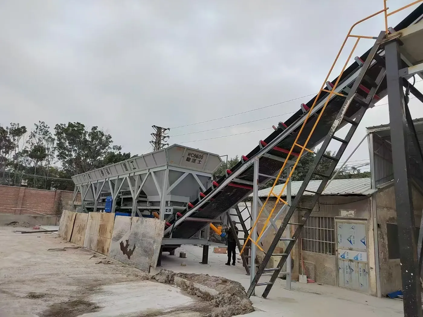 Integrated concrete mixing equipment, used to display equipment and structures related to how large batching plant arranges export transportation