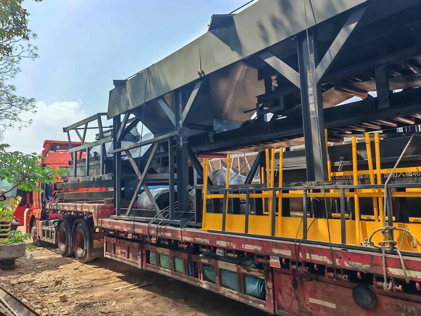 Integrated concrete mixing equipment, used to display equipment and structures related to mobile concrete batching plant