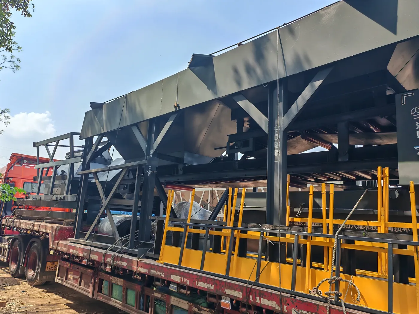 Integrated concrete mixing equipment, used to display equipment and structures related to compact concrete batching plant