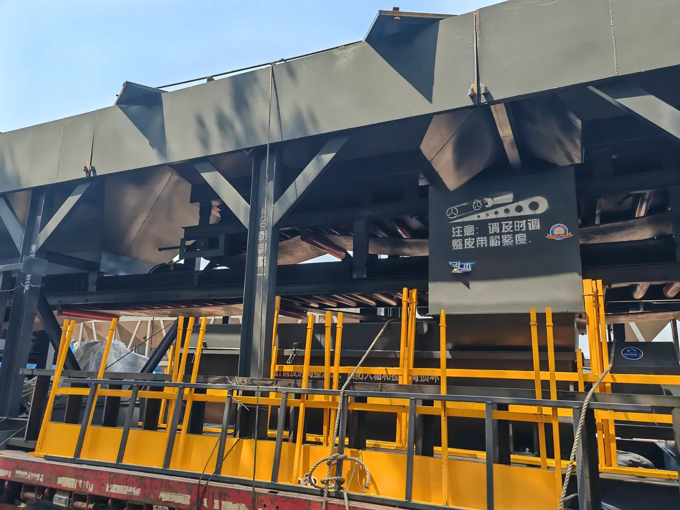 Integrated concrete mixing equipment, used to display equipment and structures related to compact concrete batching plant
