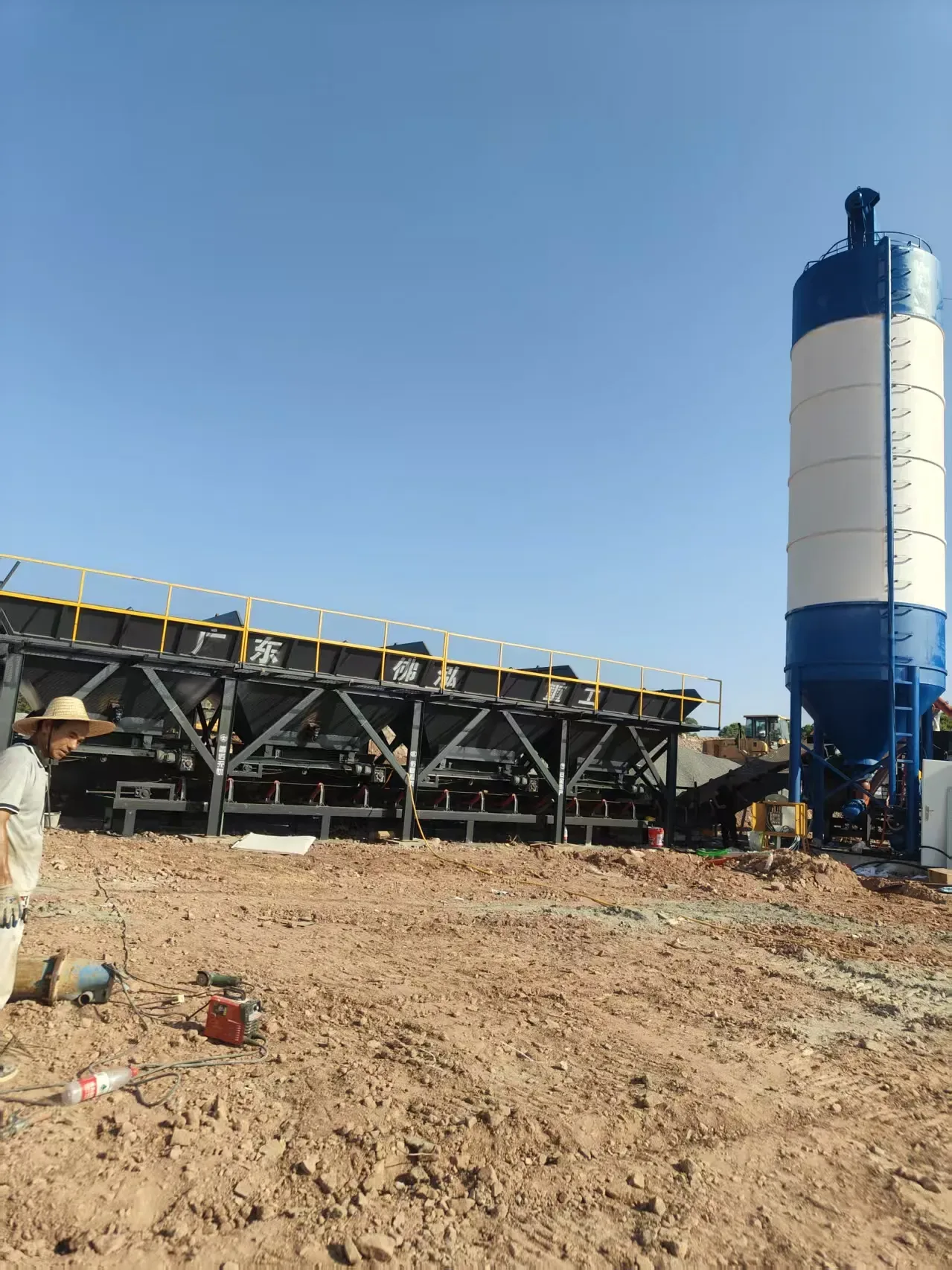 Integrated concrete mixing equipment, used to display the equipment and structures related to common procurement issues of concrete equipment.