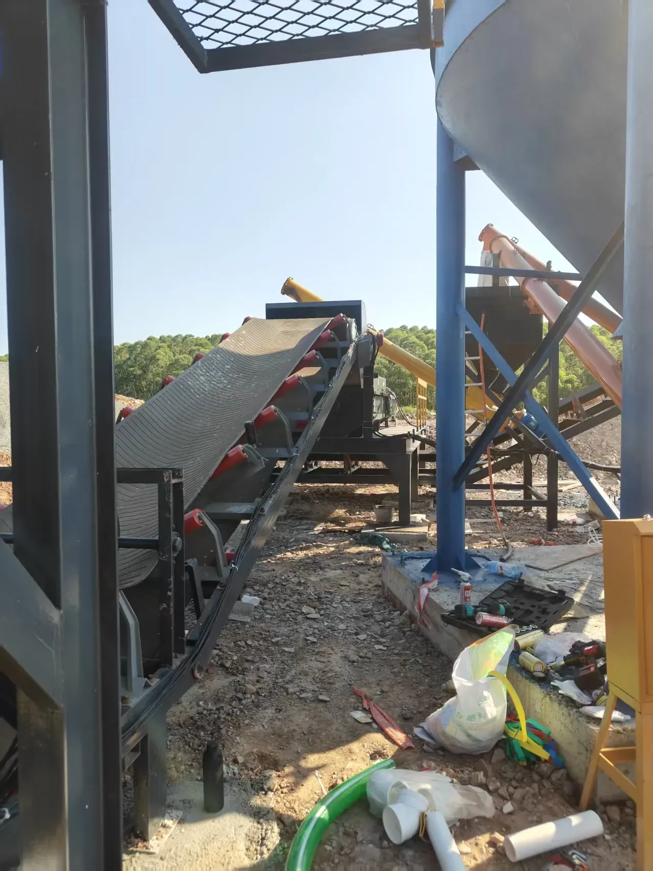 Integrated concrete mixing equipment, used to display concrete equipment knowledge and procurement resource-related equipment and structures