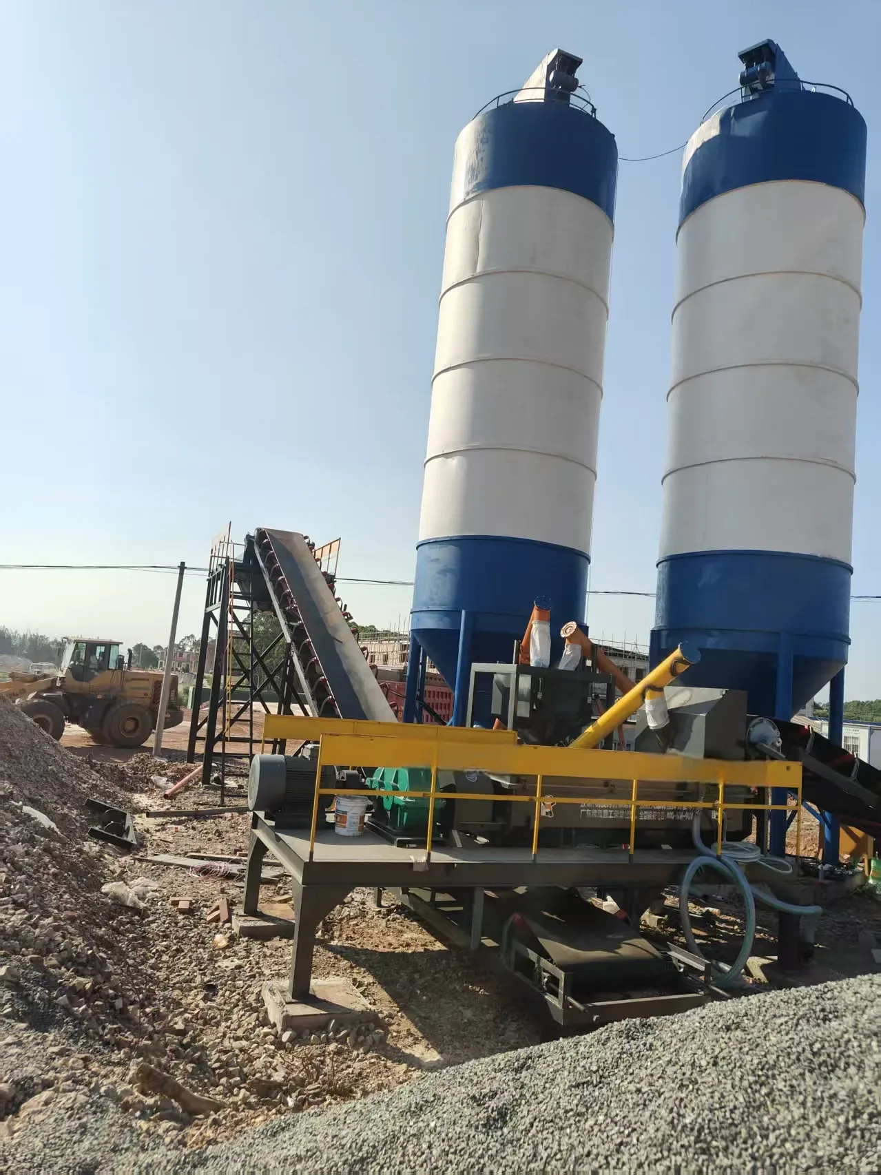 Integrated concrete mixing equipment, used to display concrete equipment knowledge and procurement resource-related equipment and structures