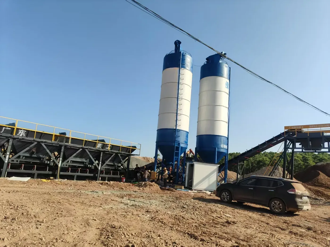 Integrated concrete mixing equipment, used to show how to compare different batching plant quotation related equipment and structures.